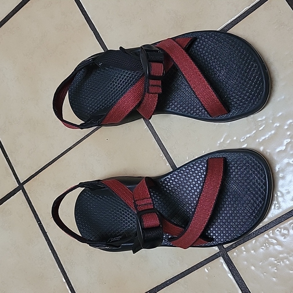 Chaco sandals size 6 red/burgundy